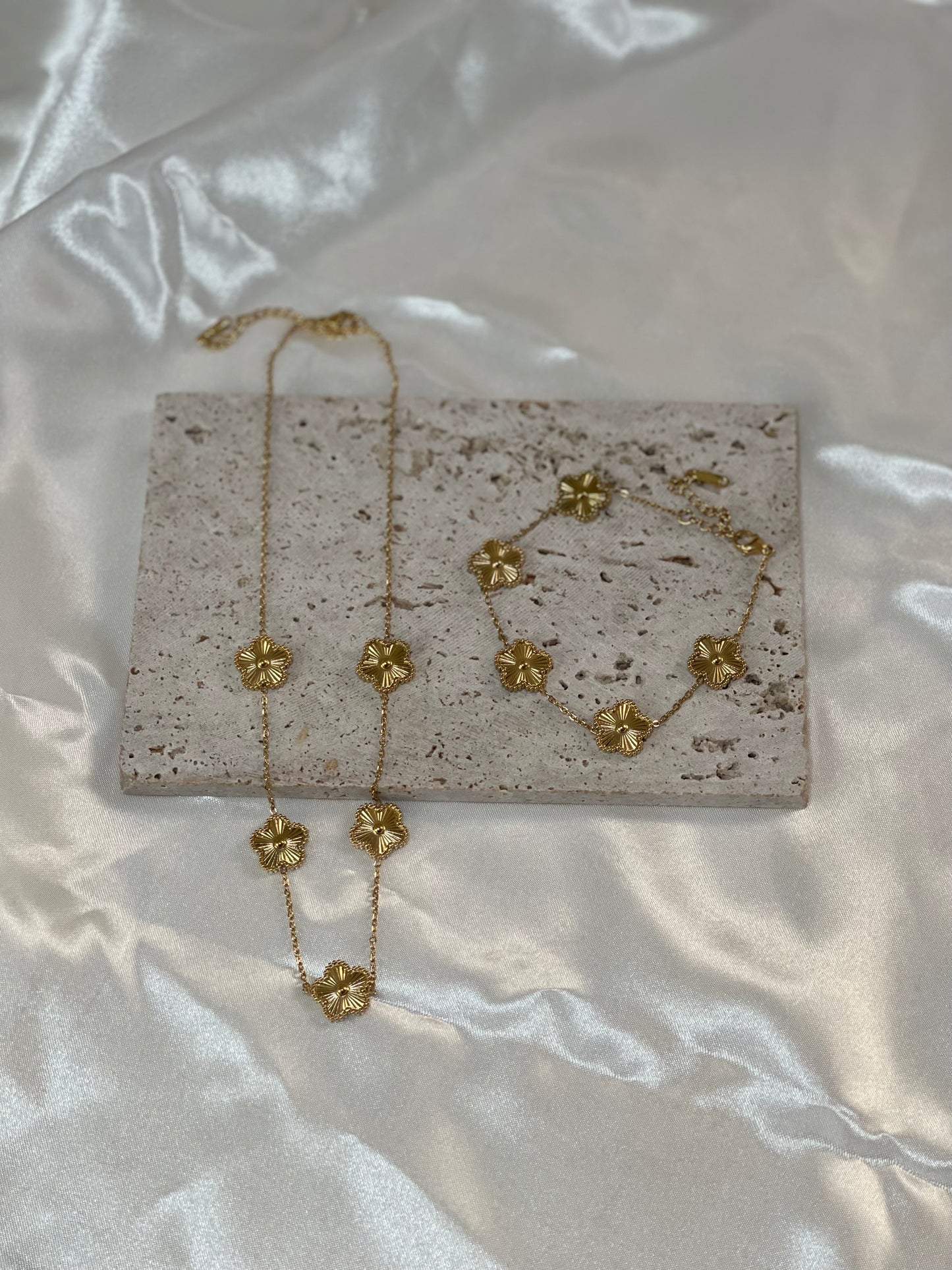 Clover necklace gold